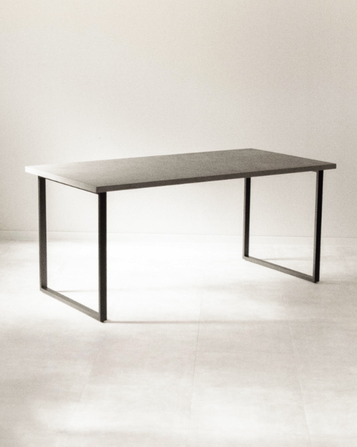 コンクリート製ミニマリストテーブル Concrete Square Table コンクリートテーブル 店舗什器 展示スタンド