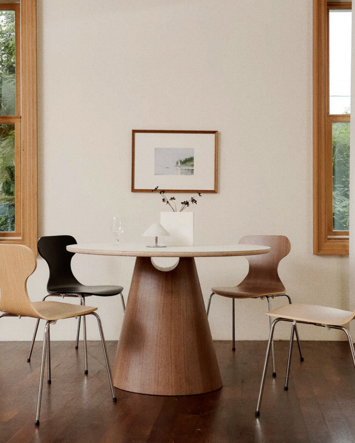 Luna Round Table-N2 interior