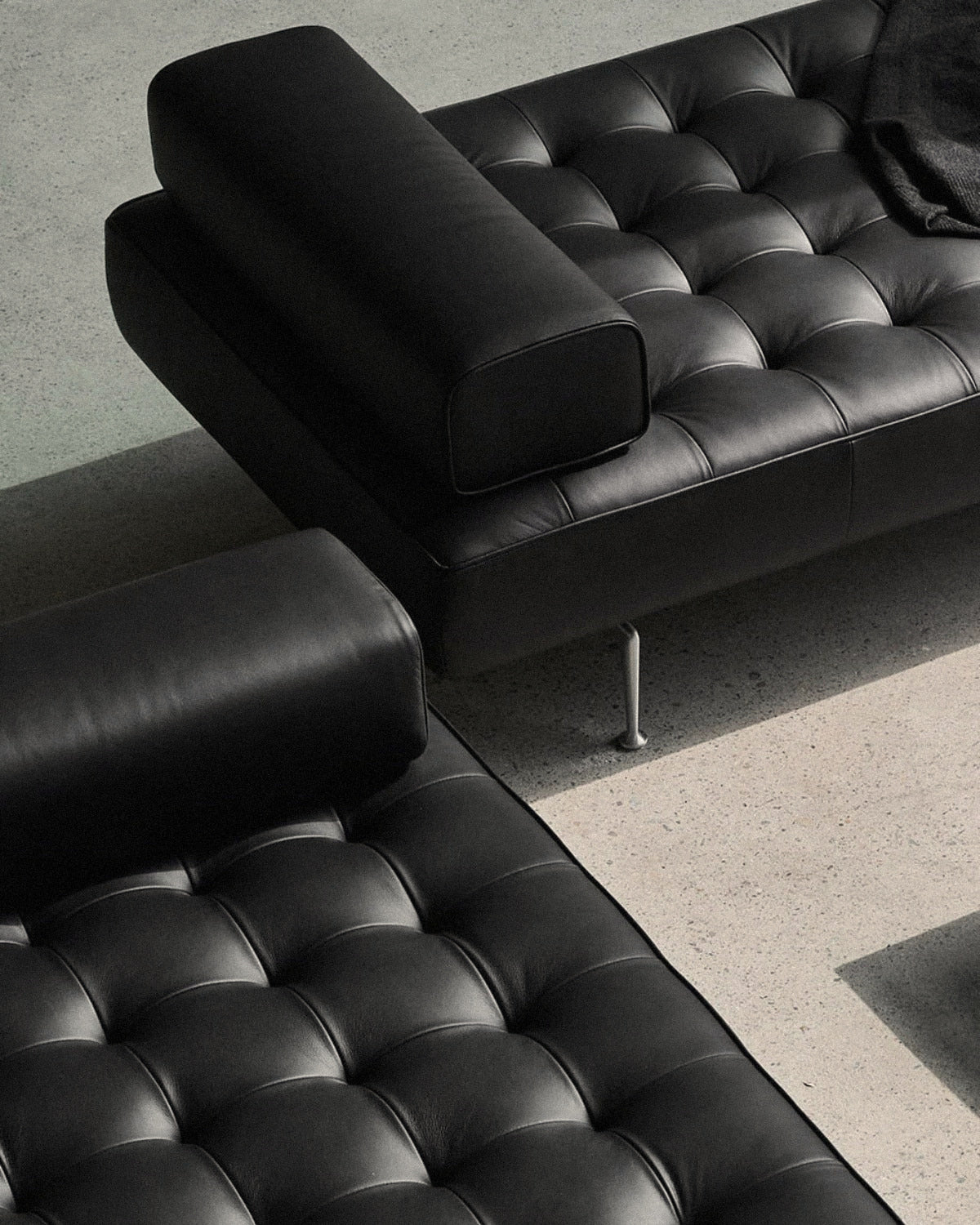 Otium Daybed Sofa - Leather 9